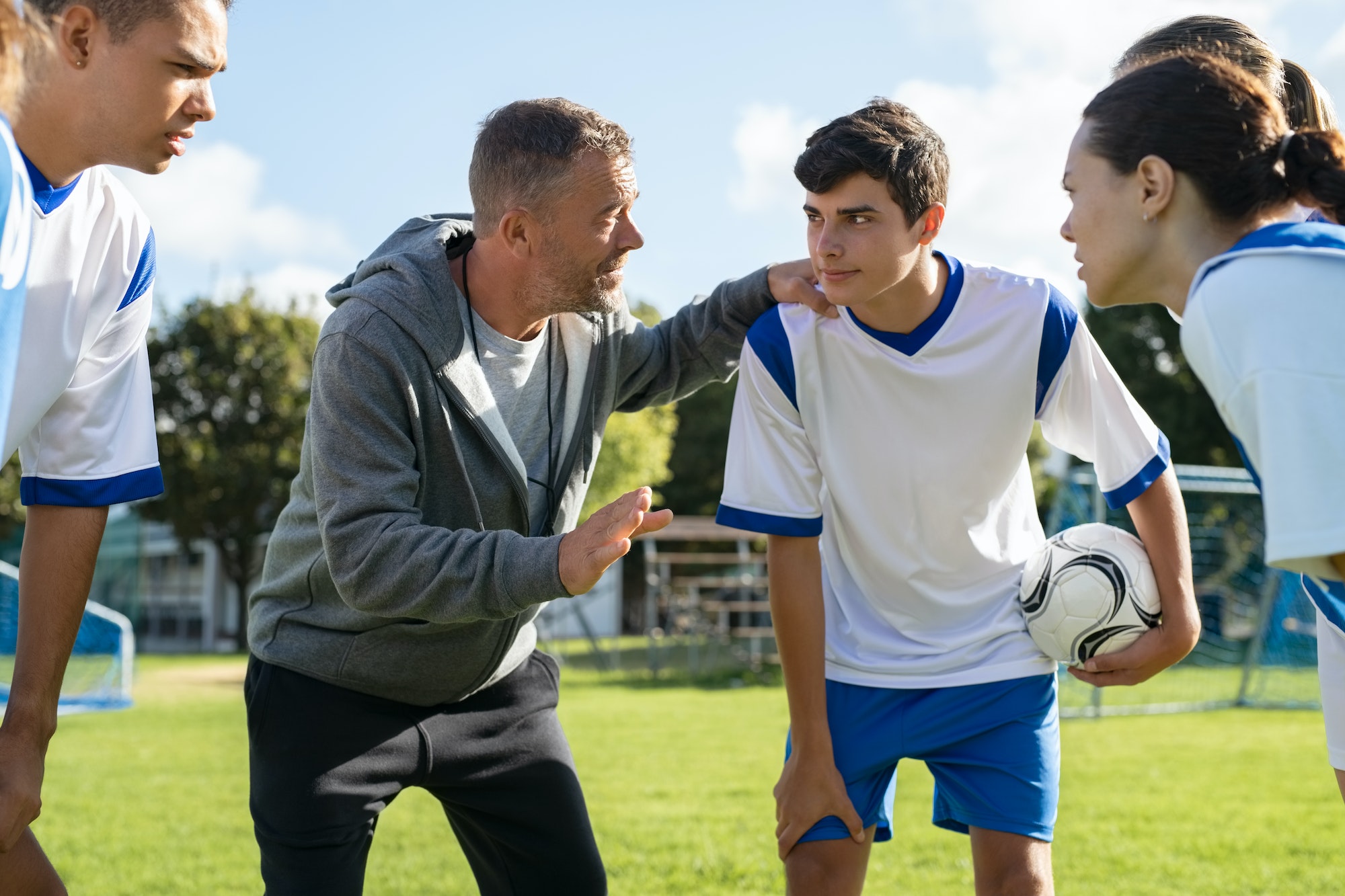Entraîneur de foot : comment le devenir et préparer vos jeunes